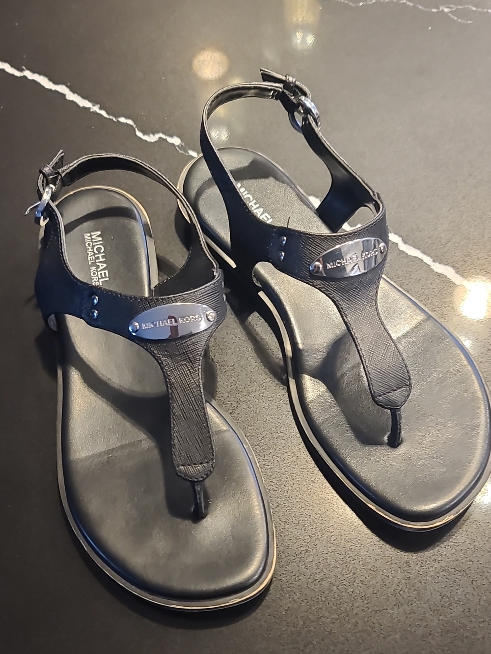 Michael Kors euc, Leather T Strap Sandals Sz 8, Black.